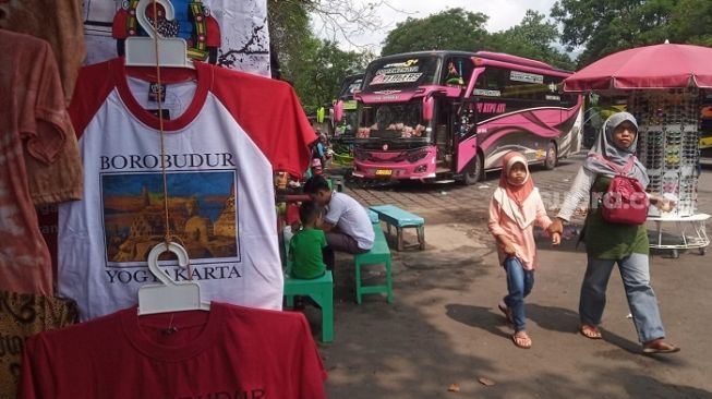 Pedagang Asongan Mengadu ke Ganjar Pranowo, Mereka Mengaku Dilarang Jualan di dalam Kompleks Candi Borobudur