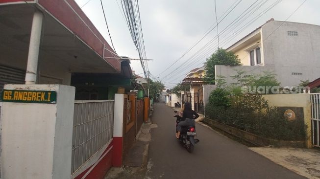 Lokasi pelaku ekshibionis yang juga hendak memegan payudara ibu rumah tangga di kawasan Cipayung, Jakarta Timur. Pelaku sebelumnya disebut beraksi memamerkan alat kelamin ke korban lain di beda RT di kawasan Cipayung.  (Suara.com/Yaumal)