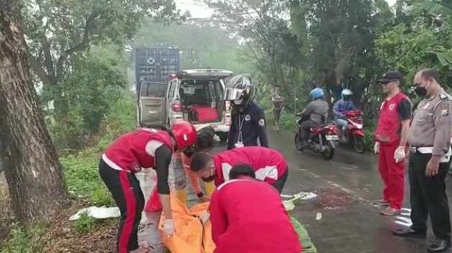 Emak-emak Pemotor di Mojokerto Tergelincir Masuk Kolong Truk Hingga Tewas