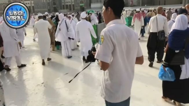 Viral Pemuda Berseragam SMA 'Bolos' ke Kota Makkah, Ternyata Simpan Cerita Menyesakkan Ini