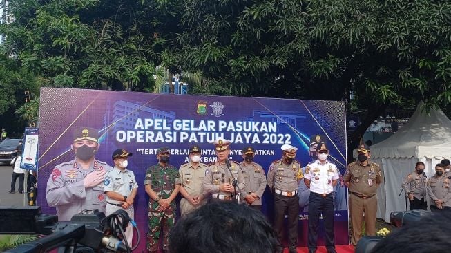 Kakorlantas Irjen Pol Firman Santyabudi memimpin apel gelar pasukan Operasi Patuh 2022 di Polda Metro Jaya, Jakarta, Senin (13/6/2022). [Suara.com/Yasir]