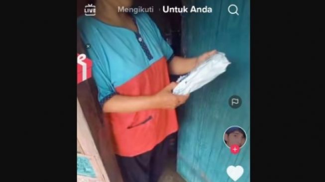 Antar Paket ke Rumah Warga, Kurir Malah Goda Penerima Paket