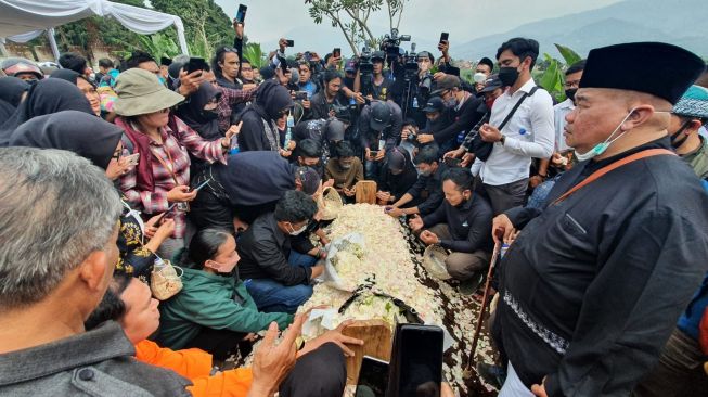 Sejumlah kerabat berdoa di makam Emmeril Kahn Mumtadz atau Eril di Islamic Center Baitul Ridwan di Desa Cimaung, Kabupaten Bandung, Jawa Barat, Senin (13/6).  [Suara.com/Tio]