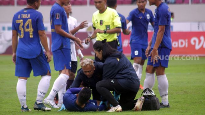 Dokter PSIS Semarang, Mufidah memberikan penanganan kepada Frendi Saputra yang mengalami cedera saat melawan Persita Tangerang dalam laga Grup A Piala Presiden 2022 di Stadion Manahan, Solo, Senin (13/6/2022) sore. [Suara.com/Ronald Seger Prabowo]