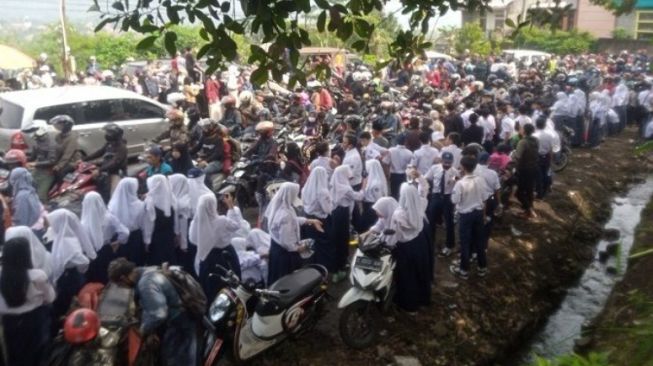 Lautan Manusia Padati Jalan Jenazah Eril Menunju Pemakaman di Cimaung