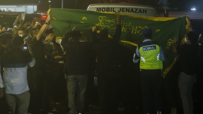 Kerabat bersama Anggota Brimob Polda Jabar mengangkat peti jenazah almarhum Emmeril Kahn Mumtadz saat tiba di Gedung Pakuan, Bandung, Jawa Barat, Minggu (12/6/2022). ANTARA FOTO/Novrian Arbi