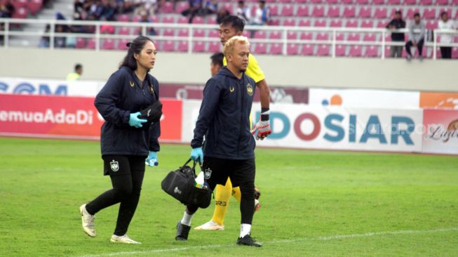 Aksi Dokter PSIS Semarang, Mufidah saat melawan Persita Tangerang dalam laga Grup A Piala Presiden 2022 di Stadion Manahan, Solo, Senin (13/6/2022) sore. [Suara.com/Ronald Seger Prabowo]