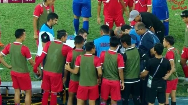 Pelatih Nepal, Abdullah Al Mutairi sempat kolaps, sehingga terancam dampingi timnya hadapi timnas Indonesia. (Al Khaleej)