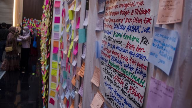 Warga menempelkan ucapan belasungkawa dan doa untuk almarhum Emmeril Kahn Mumtadz di Gedung Pakuan, Bandung, Jawa Barat, Minggu (12/6/2022). ANTARA FOTO/Novrian Arbi