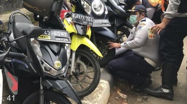 Suku Dinas Perhubungan (Dishub) Jakarta Selatan melakukan penindakan kendaraan parkir liar di sekitar Tebet Eco Park. [Instagram@dishubjaksel]