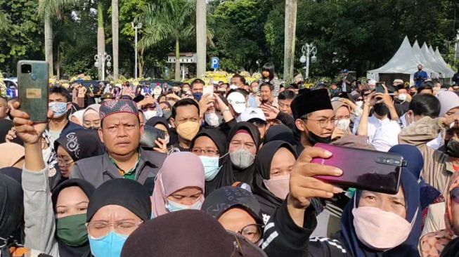 Warga berdesakan jelang pemakaman Eril. (Suara.com/Ria)