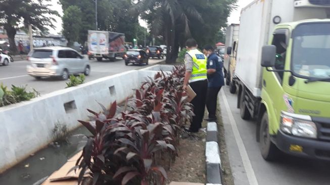 Tabrak Pembatas Jalan dan Tersungkur ke Saluran Air, Pemotor Tewas di Jakbar