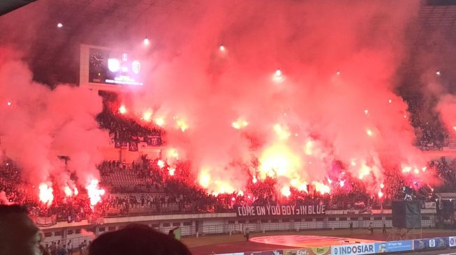 Pihak klub dan Bobotoh terancam sanksi berat akibat oknum menyalakan flare saat laga Persib vs Bali United di Stadion GBLA, Minggu, 12 Juni 2022. [Ayobandung.com/Gelar Aldi S]