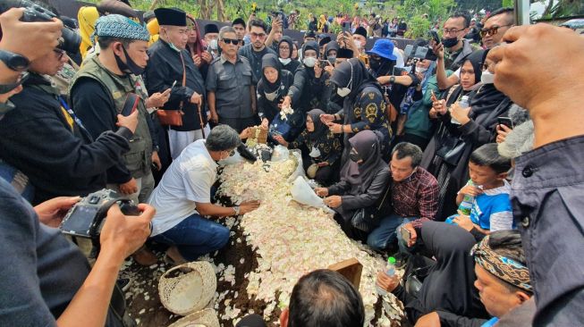 Sejumlah kerabat berdoa di makam Emmeril Kahn Mumtadz atau Eril di Islamic Center Baitul Ridwan di Desa Cimaung, Kabupaten Bandung, Jawa Barat, Senin (13/6).  [Suara.com/Tio]