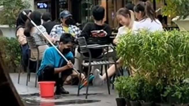 Viral Perempuan di Mal Minta Petugas Kebersihan Membersihkan Sepatunya