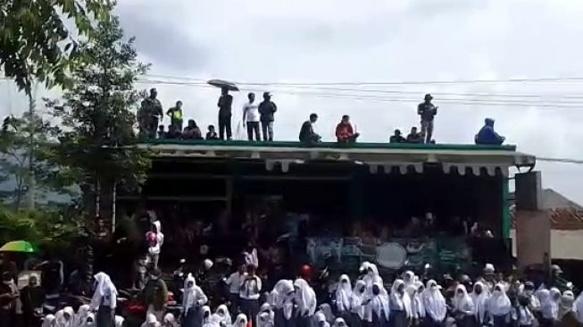 4 Momen Haru Warga Menantikan Iring-iringan Jenazah Eril: Naik ke Atap sampai Anak-anak Sekolah Meluber ke Jalanan