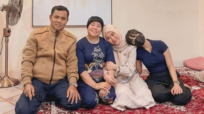 Marissya Icha terlihat begitu dekat dengan Haji Faisal, Dewi Zuhriati, dan Fuji. [Instagram]