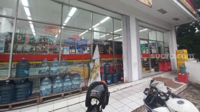 Suasana sebuah minimarket di Jalan Raya Mabes Hankam, Cipayung, Jakarta Timur, yang sempat disatroni perampok, Senin (13/6/2022). [Suara.com/Yaumal Asri Adi Hutasuhut]