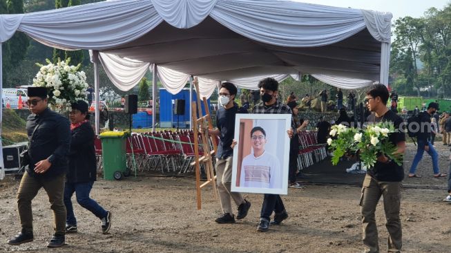 Suasana Terkini Jelang Pemakaman Eril: Liang Lahat Masih Dipersiapkan, Kerabat Mulai Berdatangan