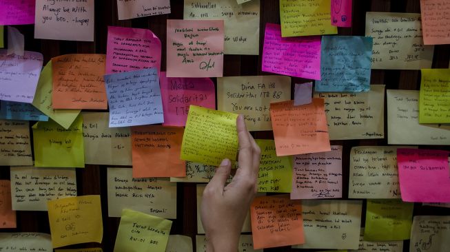 Warga menempelkan ucapan belasungkawa dan doa untuk almarhum Emmeril Kahn Mumtadz di Gedung Pakuan, Bandung, Jawa Barat, Minggu (12/6/2022). ANTARA FOTO/Novrian Arbi