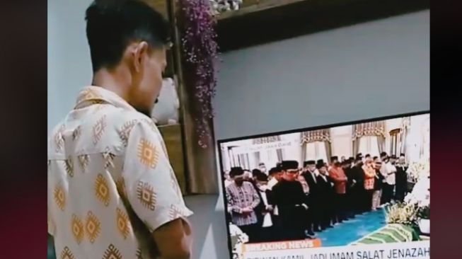 Duka Mendalam Kepergian Eril, Pria Ini Ikut Salat Jenazah Secara Virtual di Depan TV