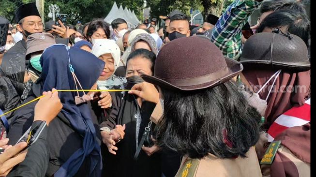 Politisi senior Ceu Popong saat bertakziah almarhum Eril di Gedung Pakuan, Kota Bandung. (Suara.com/Ria Rizki)