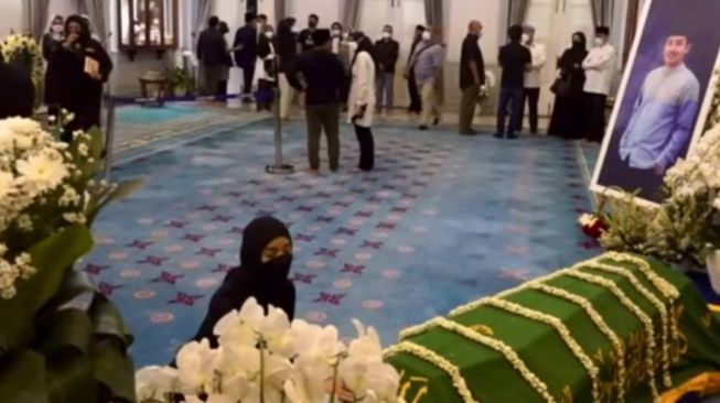 Momen Pilu Nabila Ishma Bertemu Peti Jenazah Eril, Ajak Ngobrol Sambil Menangis