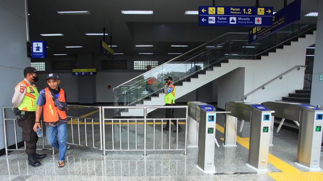 Suasana di Stasiun Matraman, Jakarta, Senin (13/6/2022). KAI . ANTARA FOTO/Reno Esnir