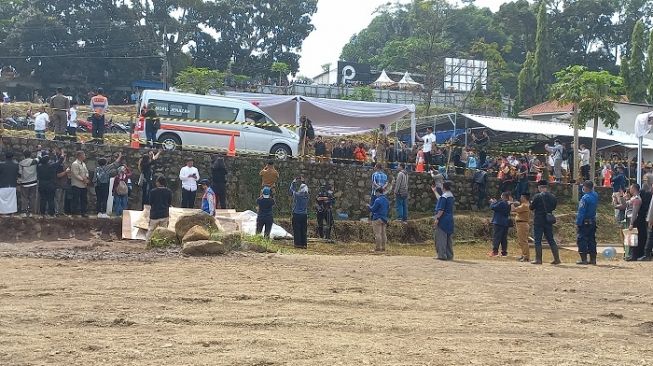 Jenazah Emmeril Kahn Mumtadz atau Eril, putra Gubernur Jawa Barat, Ridwan Kamil tiba di pemakaman keluarga di Islamic Center Baitul Ridwan di Desa Cimaung, Kabupaten Bandung, Jawa Barat pada Senin (13/6/2022). . (Suara.com/Tio)