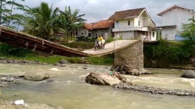 Mengerikan! Penampakan Jembatan Penghubung Antar Kampung di Cigudeg Nyaris Ambruk