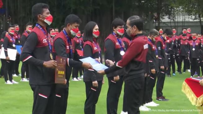 Jokowi Serahkan Bonus ke Atlet SEA Games Peraih Medali, Total Bonus Seluruh Atlet Rp 130,5 M