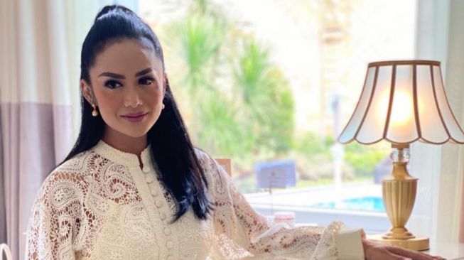 Mau Gendong Ameena, Pakaian Krisdayanti Diprotes Aurel Hermansyah