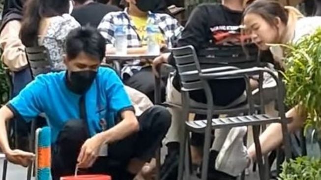 5 Fakta Video Viral OB Bersihkan Sepatu Pengunjung Mal: Kronologi hingga Klarifikasi Keluarga