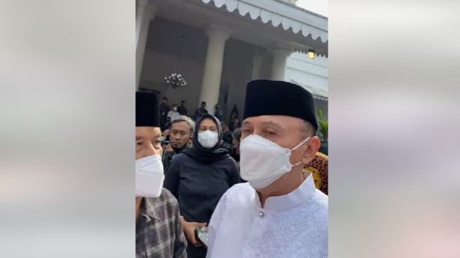 Didampingi Umuh Muchtar, Ketum PSSI Iwan Bule Tampak Hadir Saat Jenazah Eril Diantar ke Pemakaman