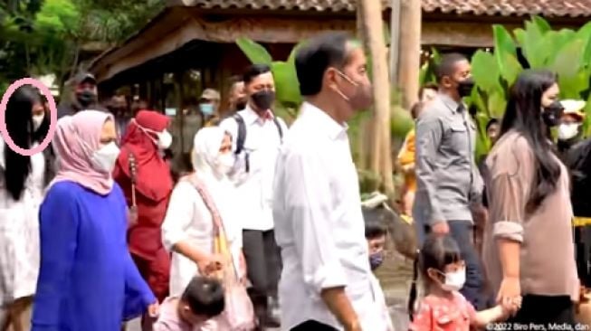 Perempuan diduga Erina Gudono (lingkaran pink) ikut rombongan Presiden Jokowi dan keluarga saat Liburan di Gianyar, Bali, 5 Mei 2022. (YouTube/Sekretariat Presiden)