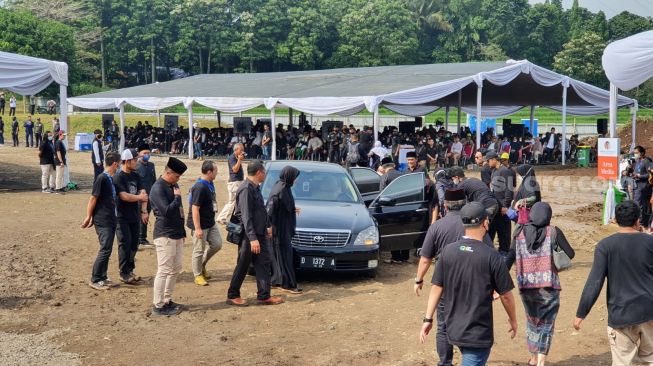 Keluarga Ridwan Kamil tiba di pemakaman keluarga di Islamic Center Baitul Ridwan, Desa Cimaung, Kabupaten Bandung, Senin (13/6/2022). (Suara.com/Tyo).