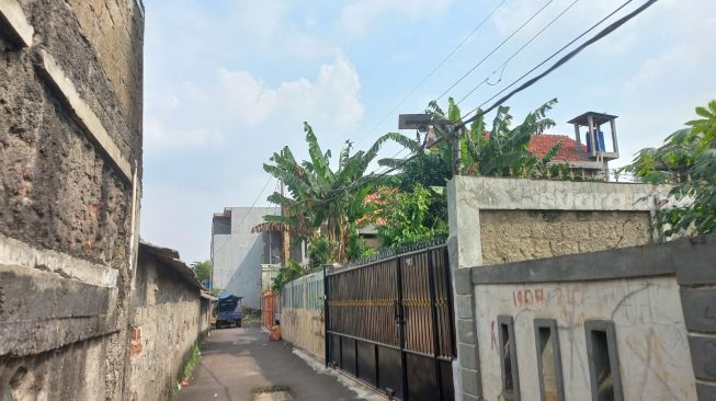 Penampakan lokasi pria pamer alat kelamin kepada wanita di Cipayung, Jakarta Timur. (Suara.com/Yaumal)