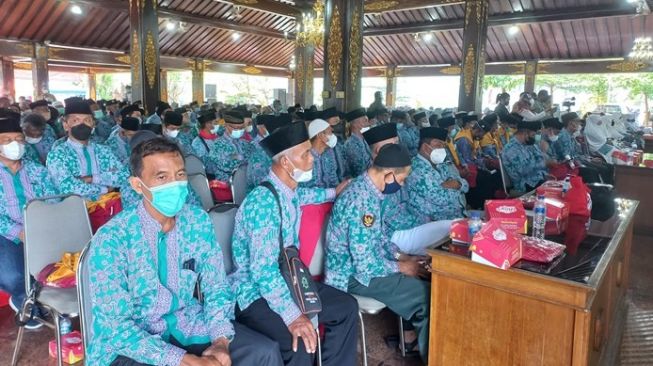 Lepas Calon Jemaah Haji, Bupati Sukoharjo: Perbanyak Konsumsi Air Putih