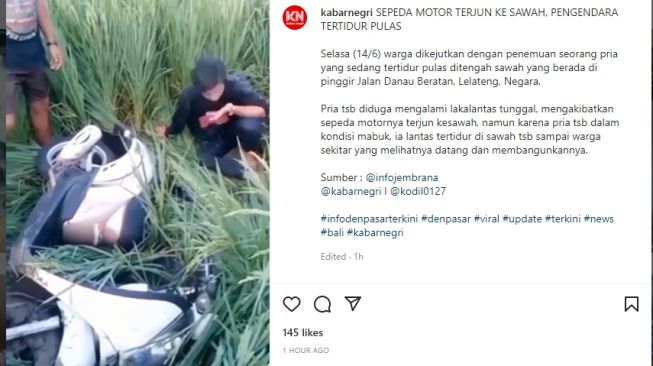 Sosok pria tertidur pulas di dekat Honda Scoopy yang terperosok di sawah gegerkan warga (Instagram)