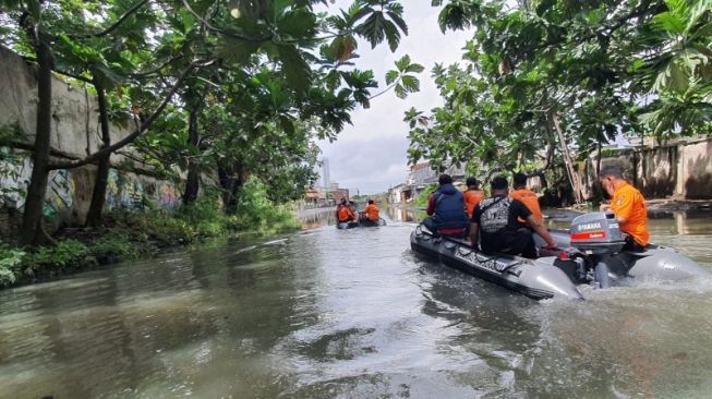 DSDABM Surabaya Keruk dan Bersihkan Saluran Primer untuk Atasi Banjir Rob di Pesisir