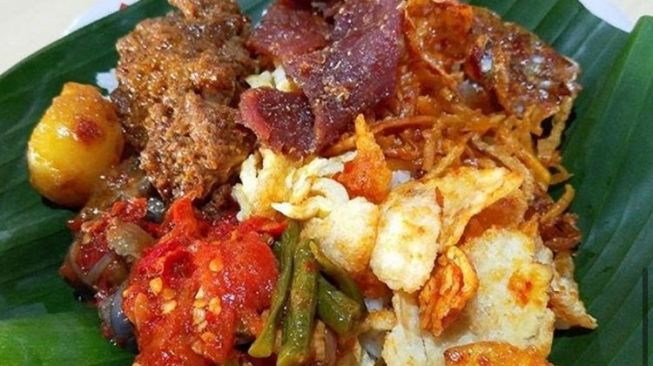 Nasi uduk Aceh yang diduga menyajikan menu dendeng babi. [Instagram@rajifirdana]