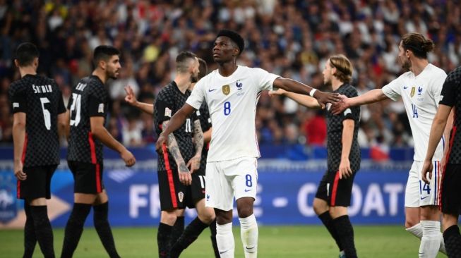 Gelandang tim nasional Prancis Aurelien Tchouameni (tengah) dan gelandang Prancis Adrien Rabiot (kanan) pada akhir pertandingan keempat Grup A1 UEFA Nations League 2022-2023 antara Prancis vs Kroasia di Stade de France di Saint-Denis, 13 Juni 2022 Prancis kalah 0-1 dari Kroasia FRANCK FIFE / AFP.