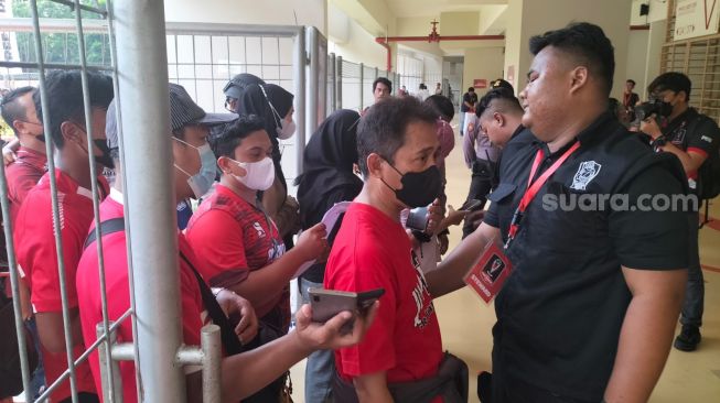 Banyak Suporter Dehidrasi Karena Dilarang Bawa Makanan dan Minuman di Stadion Manahan, Ini Penjelasan Gibran