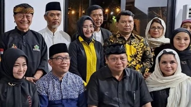 Ridwan Kamil dan istri, Atalia Praratya menerima takziah para politikus dari Partai Golkar seperti Airlangga Hartanto dan Nurul Arifin. [Instagram]