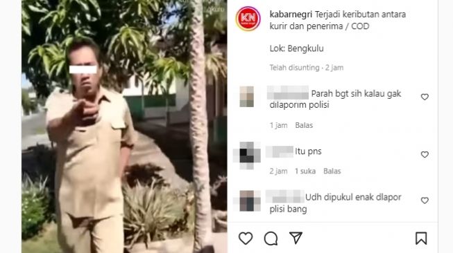 Pria diduga berseragam PNS pukul dan lempari kurir saat antar paket COD. (Instagram/@kabarnegri)