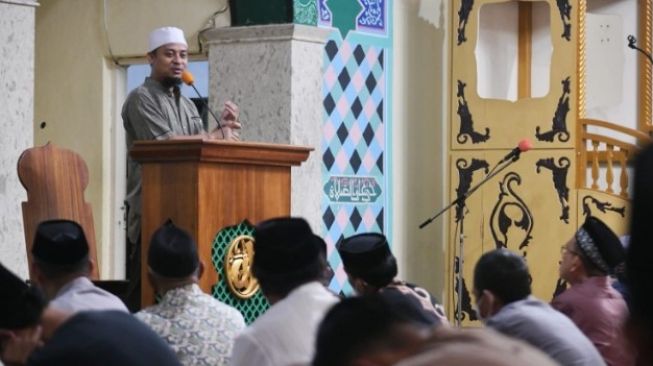 Gubernur Andi Sudirman Salat Subuh Berjemaah, Ceramah, Kemudian Ngopi di Masjid Raya Bantaeng