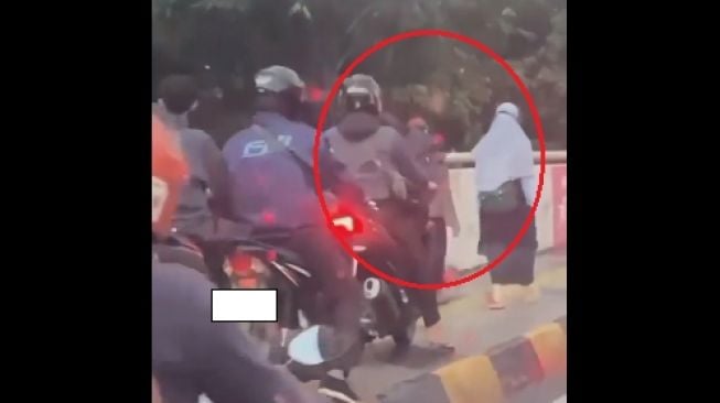 Viral Aksi Dua Wanita Berjilbab Ajarkan Puluhan Pemotor untuk Berlatih Sabar, Penumpang Mobil Acungi Jempol