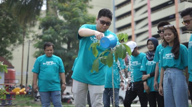 Program Yamaha Blue Sky Project, CSR dari PT Thamrin Brothers untuk menghijaukan Kota Palembang bersama komunitas FOCI dengan acara menanam ratusan pohon tabebuya [Yamaha Indonesia].