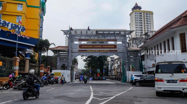 Suasana di depan pembangunan konstruksi proyek gapura Chinatown di Glodok, Jakarta Barat, Selasa (14/6/2022). [Suara.com/Alfian Winanto]