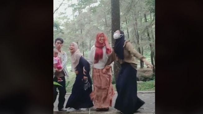 Buat Konten Joget Bareng Temannya saat Liburan, Perempuan Ini Alami Hal Tak Terduga